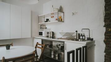 Frigorifero, microonde, forno, piano cottura
