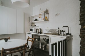 Fridge, microwave, oven, stovetop - 2 bedrooms triplex in historic heart of Liege (Liège)