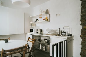 Coffee/tea maker, fridge, microwave, stovetop - 2 bedrooms triplex in historic heart of Liege (Liège)