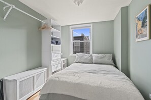 3 Schlafzimmer, Schreibtisch, Bügeleisen/Bügelbrett, WLAN