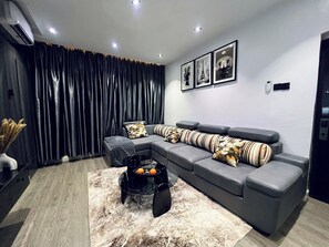 Økonomileilighet, balkong, byutsikt | Oppholdsområde