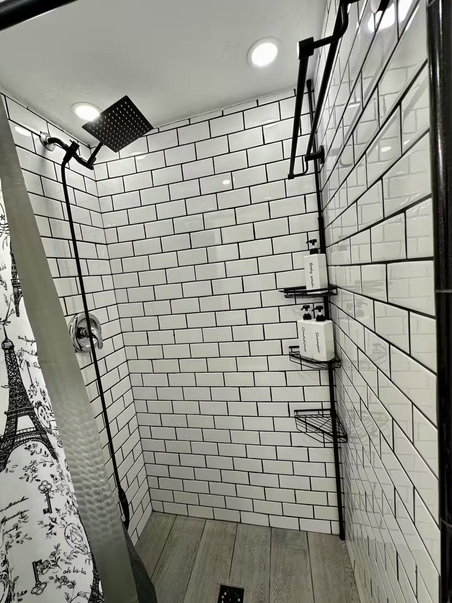 Douche, sèche-cheveux, serviettes fournies, savon
