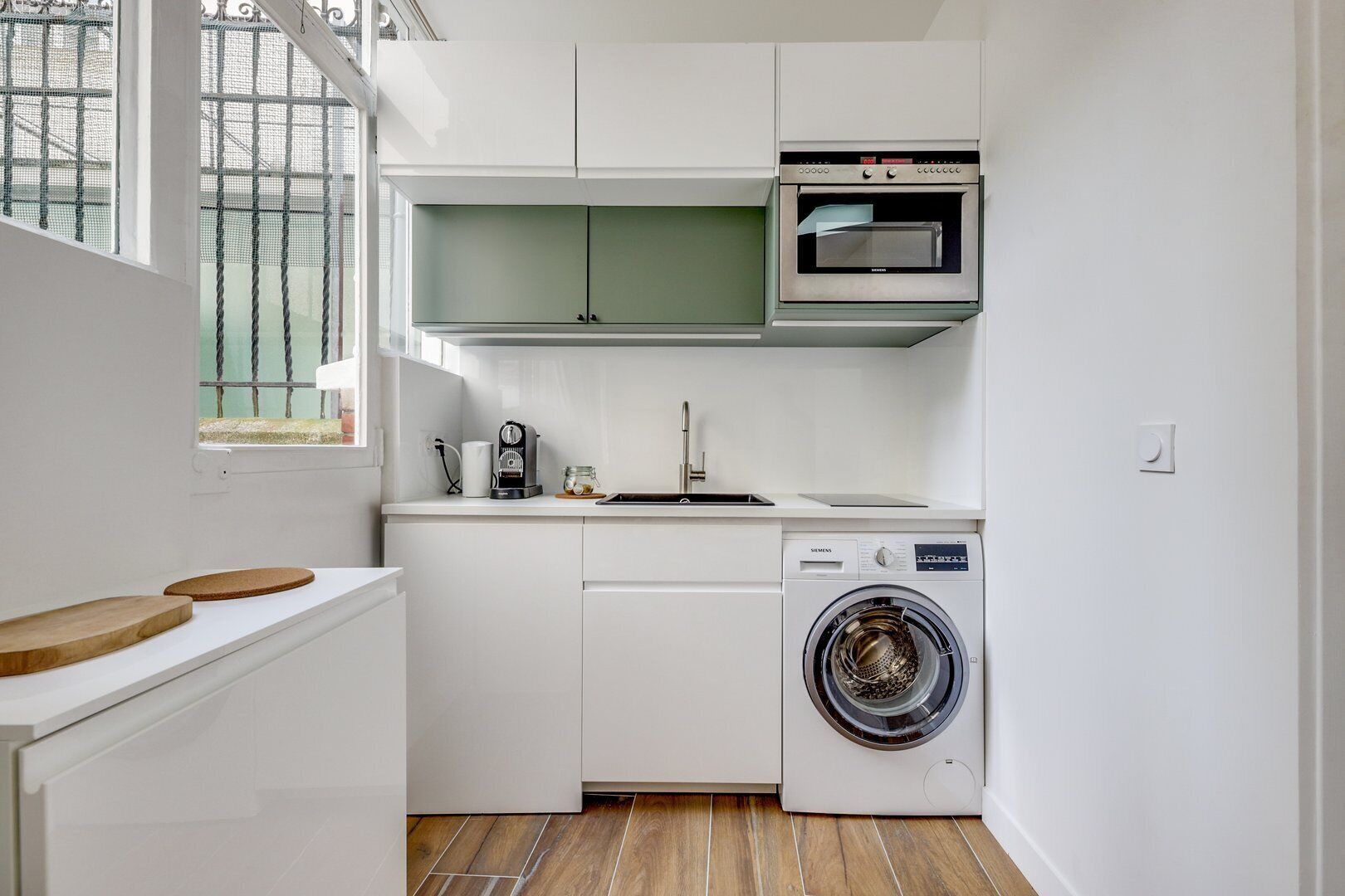 Fridge, microwave, dishwasher, coffee/tea maker