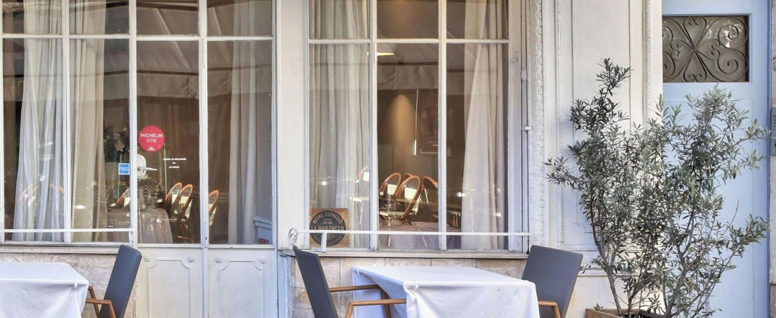 Un restaurante llamado 'Restaurant Kigali' con terraza y vista a la calle.