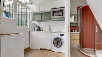 Réfrigérateur, micro-ondes, lave-vaisselle, cafetiÚre/bouilloire