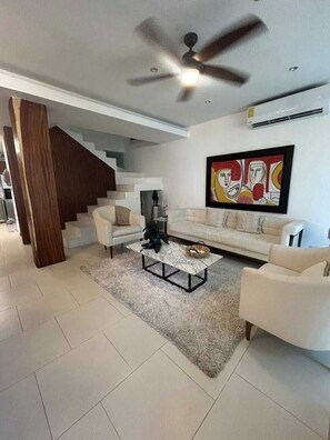 Living area - Surf Villa in Acapulco Diamante, Close to the Beach (Acapulco de Juárez)