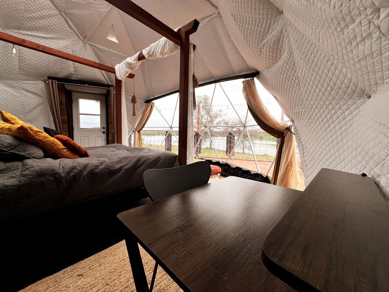 1 bedroom, bed sheets