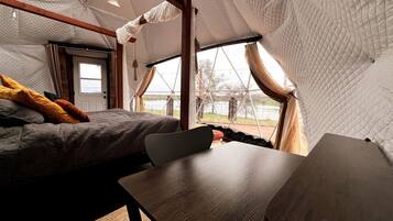 1 bedroom, bed sheets