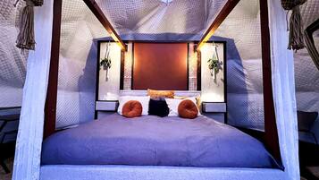 1 bedroom, bed sheets