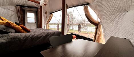 1 bedroom, bed sheets