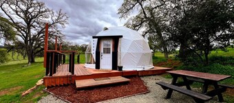 Luxurious Rustic Dome with Private Deck and Picnic Table in California