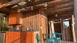 Outdoor dining - Gorgeous Finger Lakes Accommodation near Ithaca for Glamping in New York (Brooktondale)