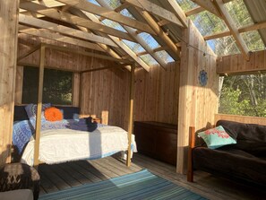 1 bedroom, bed sheets