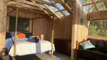 1 bedroom, bed sheets