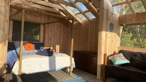 2 bedrooms, bed sheets - Gorgeous Finger Lakes Accommodation near Ithaca for Glamping in New York (Brooktondale)