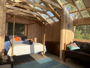 1 bedroom, bed sheets