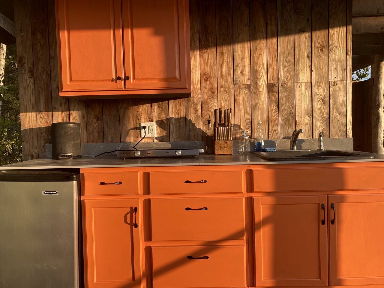 Coffee/tea maker, fridge, stovetop, cookware/dishes/utensils