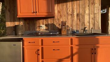 Réfrigérateur, plaque de cuisson, cafetiÚre/bouilloire