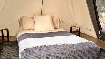 1 bedroom, bed sheets