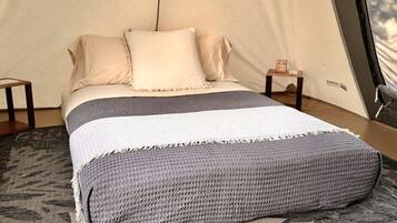 1 bedroom, bed sheets