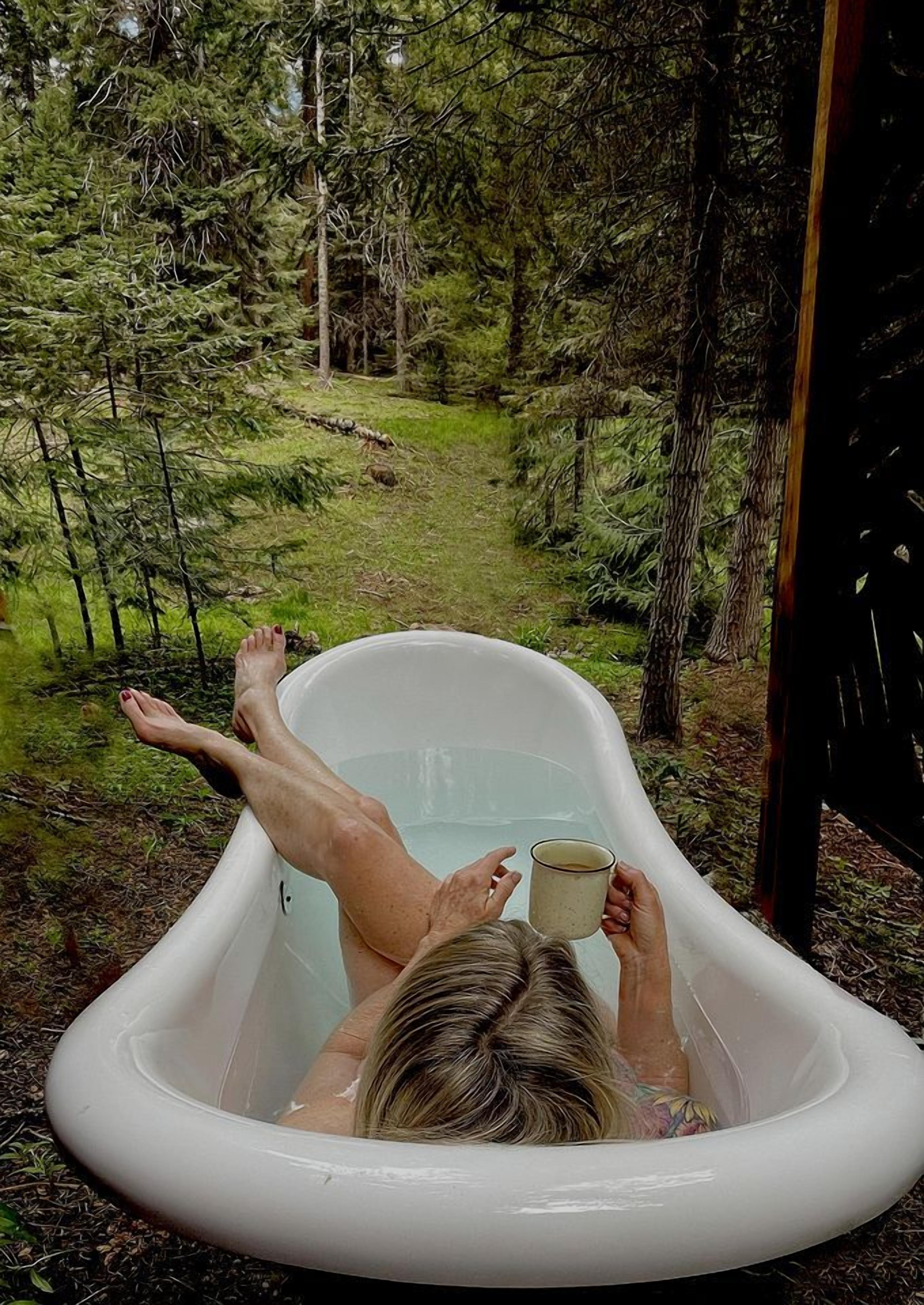 Outdoor spa tub