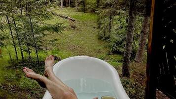 Outdoor spa tub