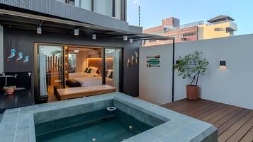 Deluxe Apartment | Outdoor spa tub