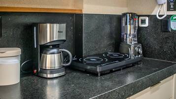 Apartamento Deluxe | Cocina privada | Microondas