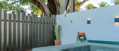Deluxe Apartment | Outdoor spa tub