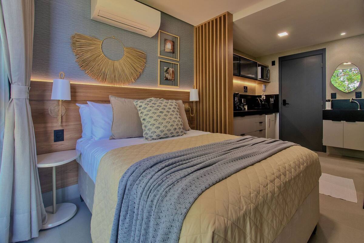 Laptop workspace, free WiFi