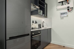 ثلاجة، ميكروويف، فرن، موقد طهي مسطح