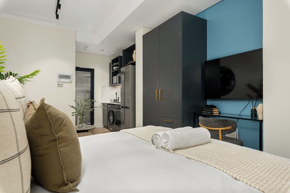 Iron/ironing board, internet, bed sheets