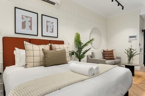 Tabla de planchar con plancha, internet y ropa de cama 