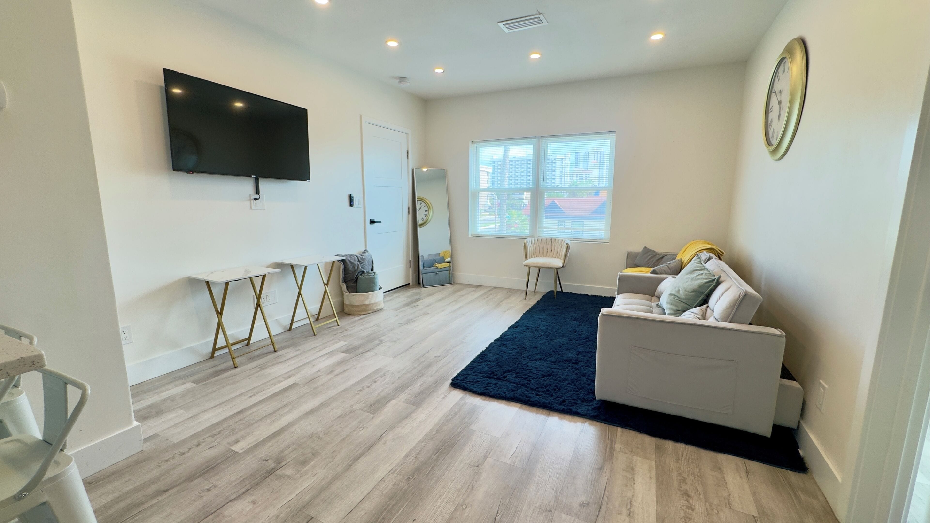 Deluxe Apartment, Partial Sea View | Living area