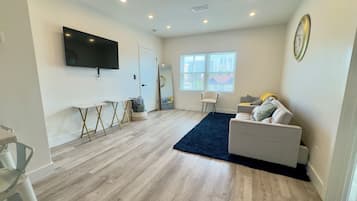 Departamento Deluxe, vista parcial al mar | Área de sala de estar