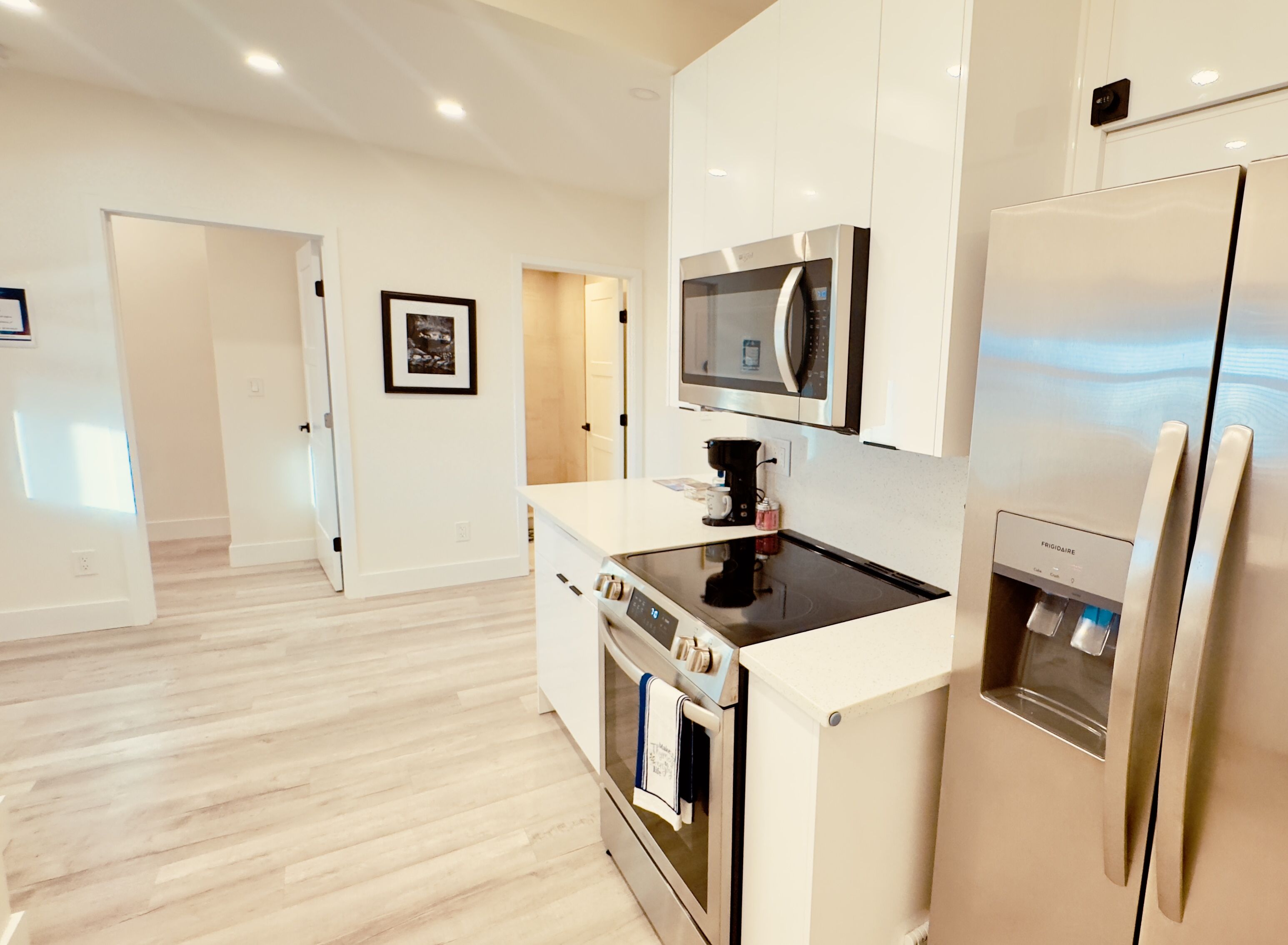 Deluxe Apartment, Partial Sea View | Private kitchen