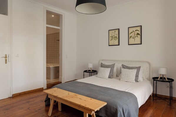 Een strijkplank/strijkijzer, internet, beddengoed