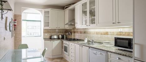 Geladeira, micro-ondas, fogão, lava-louças