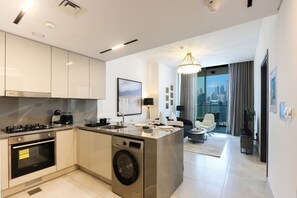 Réfrigérateur, four à micro-ondes, un four, surface de cuisson