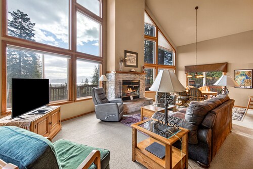 Lakeview Chalet w/ Hot Tub & Central AC