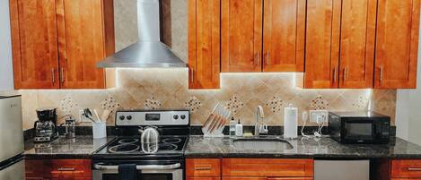 Réfrigérateur, four à micro-ondes, un four, surface de cuisson