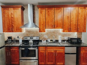 冷蔵庫、電子レンジ、オーブン、コンロ