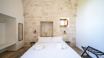 3 habitaciones, escritorio y tabla de planchar con plancha