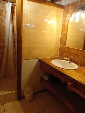 Douche, sèche-cheveux, papier toilette
