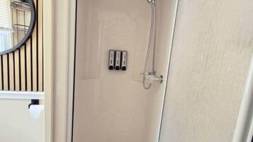 SĂšche-cheveux, serviettes fournies, savon, papier toilette