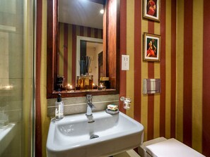 Douche, sèche-cheveux, serviettes fournies