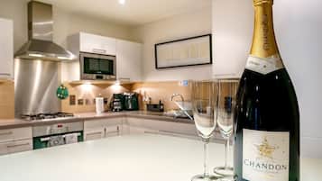 Microwave, oven, dishwasher, coffee/tea maker