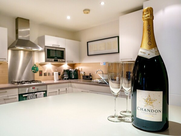 Microwave, oven, dishwasher, coffee/tea maker