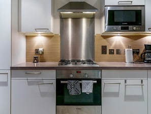 Microondas, horno, lavavajillas, cafetera/tetera
