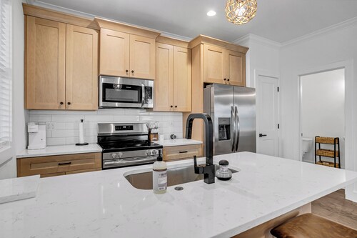 Charming 3-BR townhome < 1 Mile from Fluor Field: Garage, E-Bike Rental, 2KingB